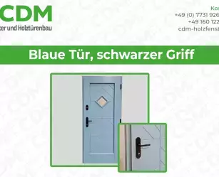 Blaue Tür, schwarzer Griff